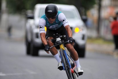 Jonathan con la licra de su nuevo equipo este 2024, el continental Petrolike Forte, de México.