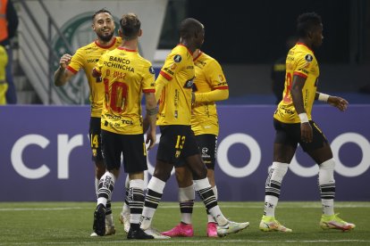 AMDEP3548. SAO PAULO (BRASIL), 07/06/2023.- Francisco Fydriszewski (i) de Barcelona celebra un gol hoy, en un partido de la fase de grupos de la Copa Libertadores entre Palmeiras y Barcelona SC en el estadio Allianz Parque en Sao Pablo (Brasil). EFE/Sebastiao Moreira