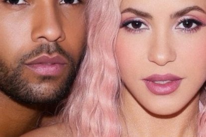 Shakira y el actor Lucien Laviscount.