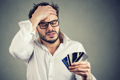 Las tarjetas de crédito pueden ser un dolor de cabeza si acumulas deudas.