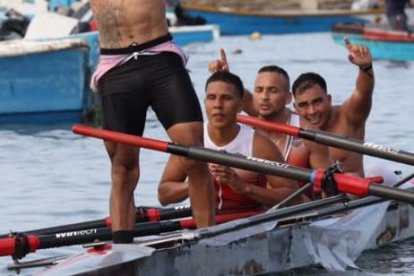 Los integrantes de la yola de Manuel Calle 2 celebrando su llegada a Posorja.