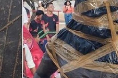 La obra del jugador con la camiseta de la selección brasileña, fue cubierta con una bolsa de basura y cinta.