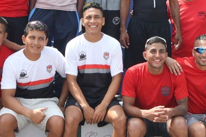 Los integrantes de las yolas de Manuel Calle 1 y 2, segundo y primer lugar, respectivamente, en el podio final de la regata Guayaquil Posorja.