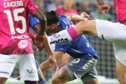 El encuentro se desarrolla de manera pareja. No marcan diferencias.