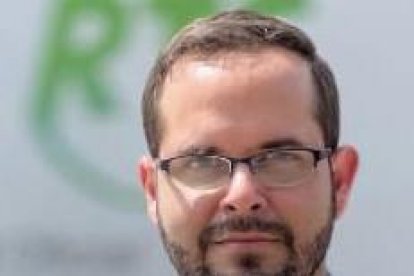 Julio Cesar Saona reportando las noticias de un reconocido canal