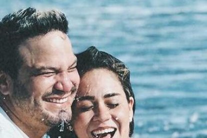 Leonardo Moreira y su novia se realizaron una sesión de fotos en la playa.