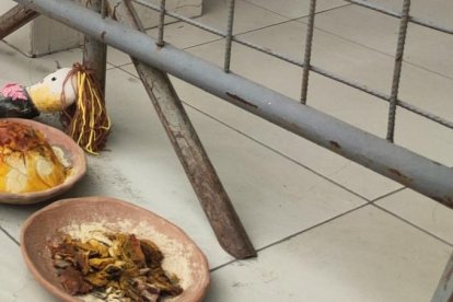 La muñeca y los platos con comida y monedas en la Fiscalía habrían sido enviados por organizaciones delictivas.