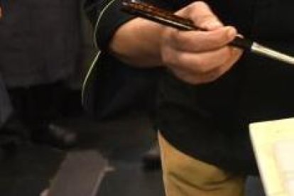 Restaurante.- El chef Noé Carmona muestra un plato de la comida japonesa y fusión que ofrece en Noe.