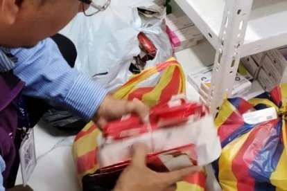 Funcionario de Arcsa decomisando los medicamentos