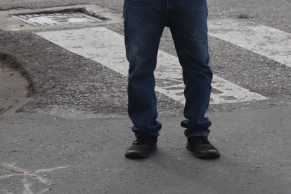 Juan Ramón sabe el tiempo exacto que dura el cambio de la luz del semáforo para poder ofrecer sus productos con tranquilidad