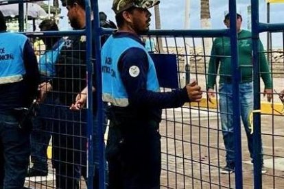 Funcionarios municipales acordando la zona del incidente