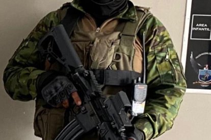 Las fuerzas del orden presentaron al detenido.