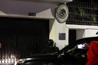 El momento del asalto de la Policía a la Embajada de México en Quito.
