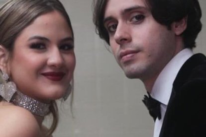 Luego de anunciar su relación con Mar en agosto, Oskar brindó un concierto en España, y de la emoción se puso una camiseta con la cara de ella estampada.