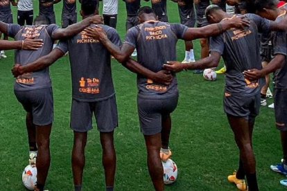 Una oración antes del partido con Talleres. Barcelona quedó listo para su debut de local en la Copa Libertadores.