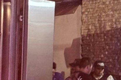 El hombre murió en el sitio y la mujer falleció luego, en una casa de salud. La pequeña resultó ilesa y sería la hija de la fémina. Se investiga si el ataque armado iba dirigido al ciudadano.