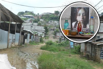 El improvisado altar está sobre la pared de cemento de la casa de los padres de la desaparecida.