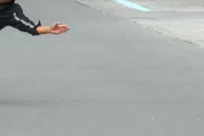 Una de las acrobacias de los agentes policiales en el desfile de Tulcán.