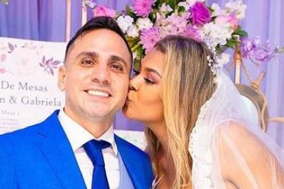 Jonathan Sánchez y su esposa durante la boda.