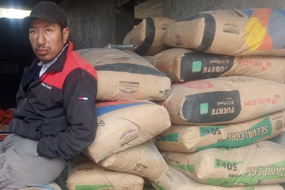 Osito junto a Ángel, dos de los afectados de la explosión en Pelileo.