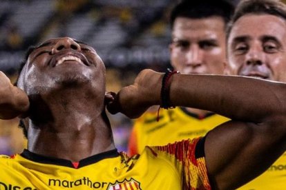 Djorkaeff Reasco celebra su tanto del triunfo.