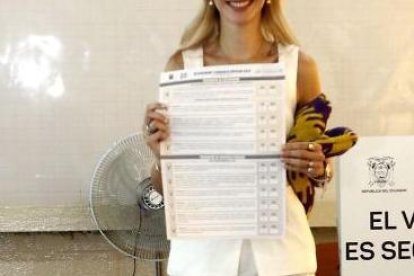 La primera dama mostrando que sufragó "SÍ" en la Consulta Popular 2024