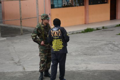 En uno de los recintos del sur capitalino revisaron a un sujeto que tenía indumentaria con los ‘códigos’ de los Latin Kings.