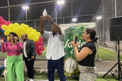 Eduardo Hurtado y su último gol, una placa que le dieron los padres de familia de    su escuela de fútbol.