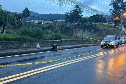 El cuerpo de la víctima fue encontrado sobre la vía y en una maleta abandonada.