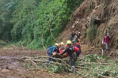 Los bomberos siguen rescatando a las personas afectadas.