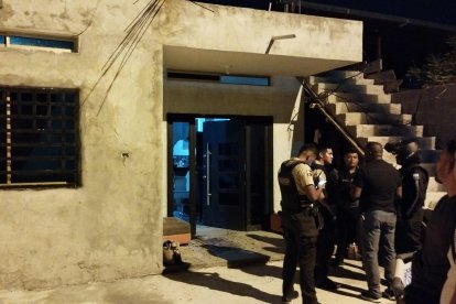 Agentes policiales realizaron el procedimiento en esta vivienda.