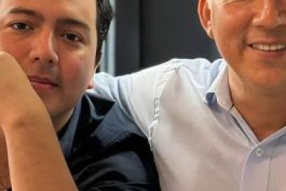 Clemente Bravo, prefecto de El Oro, junto a su hijo, Roberth Bravo.