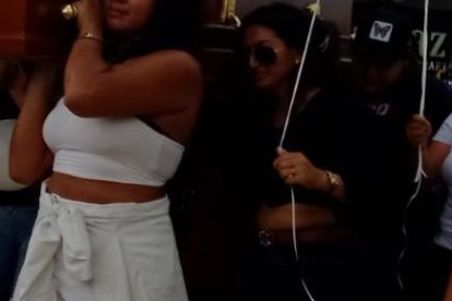 Amigas cargaron el féretro de Landy Párraga.