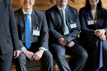 El equipo mexicano antes de ingresar la audiencia sobre medidas provisionales del caso México contra Ecuador ante la CIJ.