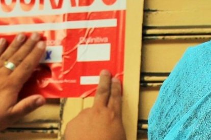 Funcionarios de ARCSA clausurando las instalaciones del restaurante situado en la provincia de Loja