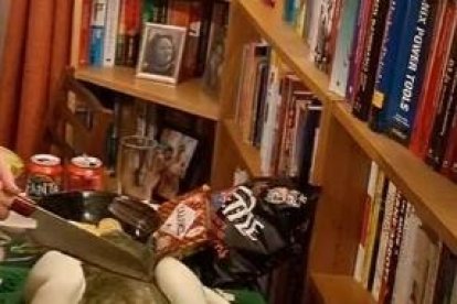 El esposo de Anna Railton, Chris Smowton cortando el pastel de su mascota