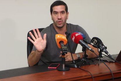 El ministro (e) Roberto Luque, en rueda de prensa.