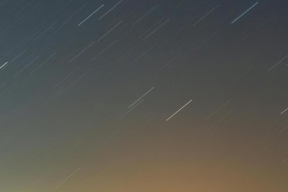 Referencial. Imagen de una lluvia de meteoritos