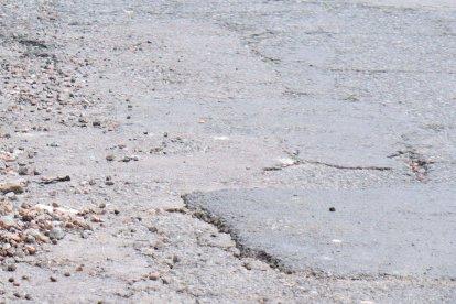 Los peatones se ven obligados a caminar por las calles y los perros se sienten atraídos por los escombros.