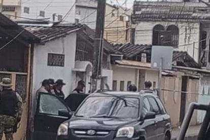 Policías y personal de las Fuerzas Armadas acudieron al sitio donde fue el asesinato.