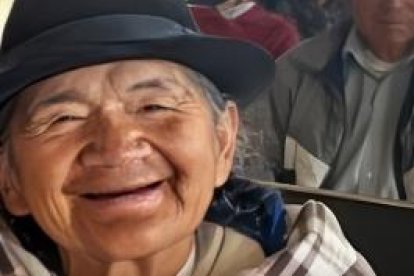 Un funcionario de la Cruz Roja Ecuatoriana entregando kit de alimentos