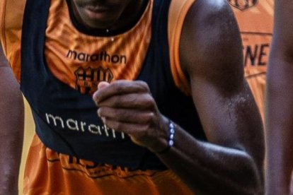 Allen Obando estará en la delantera de Barcelona.