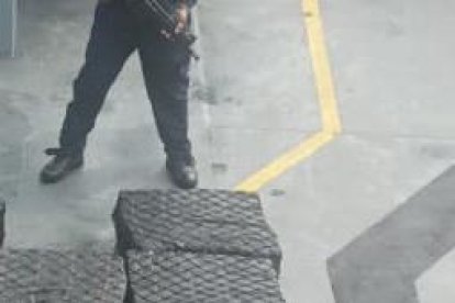 Los militares se encontraron con el cargamento flotando en el mar. No se registró detenciones.