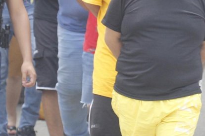 En total, 33 personas fueron procesadas por tráfico ilícito de armas, entre ellas Moreira (primero, de camiseta negra y pantaloneta amarilla).