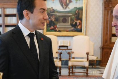 El primer mandatario Daniel Noboa acompañdo de la primera dama y el sumo pontifice dialogando