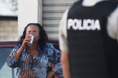 Una mujer que intentó auxiliar al hombre asesinado quedó con su ropa cubierta de sangre.