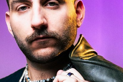 El cantante Tres Dedos dice que está aprendiendo cosas nuevas de la industria musical.