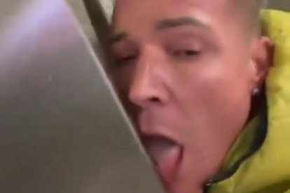 Martin Neumaier, el político alemán que se grabó lamiendo retretes públicos.