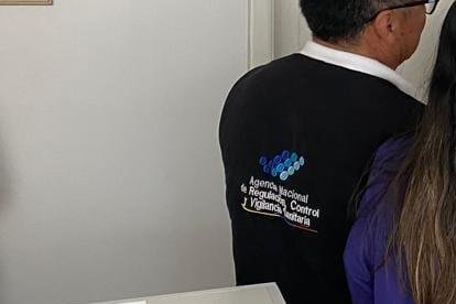 Personal de la Agencia de Aseguramiento de la Calidad de los Servicios de Salud y Medicina Prepagada (Acess), colocando el sticker de clausurado en el lugar