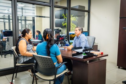 El gerente de Segura EP, Álex Anchundia, le garantizó a la comerciante que el Municipio cubrirá los gastos de la reparación de su carreta.